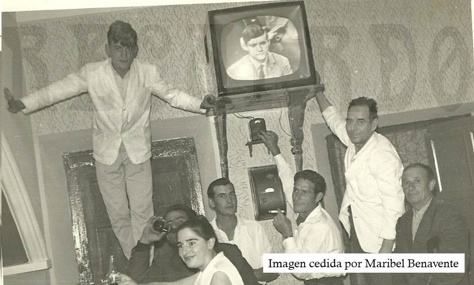 Foto antigua primeras televisiones en Laguna de Duero cedida por Marible Benavente
